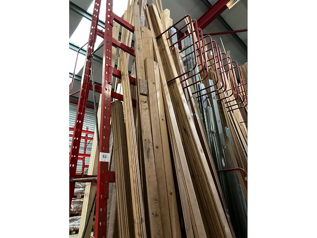 Zeer grote partij diverse houten latten en omlijstingen. - afbeelding 12 van  38