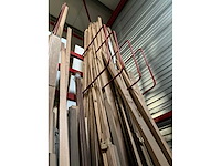 Zeer grote partij diverse houten latten en omlijstingen. - afbeelding 24 van  38