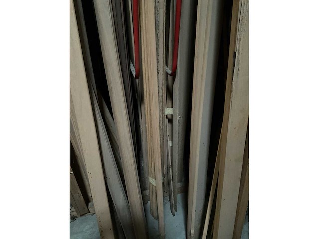 Zeer grote partij diverse houten latten en omlijstingen. - afbeelding 25 van  38