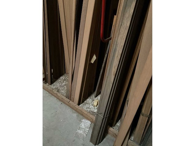 Zeer grote partij diverse houten latten en omlijstingen. - afbeelding 26 van  38