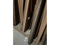 Zeer grote partij diverse houten latten en omlijstingen. - afbeelding 26 van  38