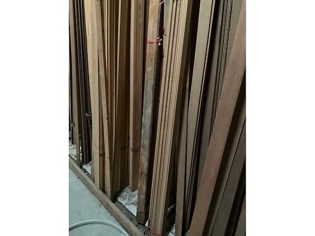 Zeer grote partij diverse houten latten en omlijstingen. - afbeelding 27 van  38