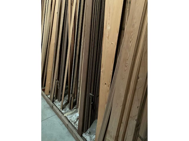 Zeer grote partij diverse houten latten en omlijstingen. - afbeelding 28 van  38