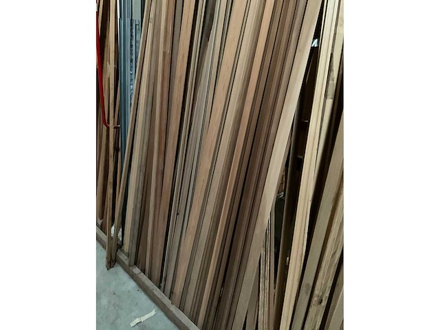 Zeer grote partij diverse houten latten en omlijstingen. - afbeelding 30 van  38