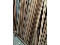 Zeer grote partij diverse houten latten en omlijstingen. - afbeelding 30 van  38