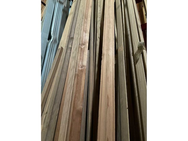 Zeer grote partij diverse houten latten en omlijstingen. - afbeelding 31 van  38