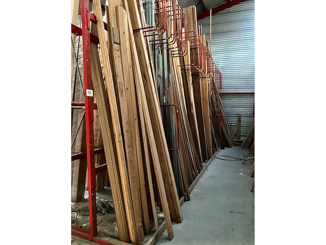 Zeer grote partij diverse houten latten en omlijstingen. - afbeelding 32 van  38
