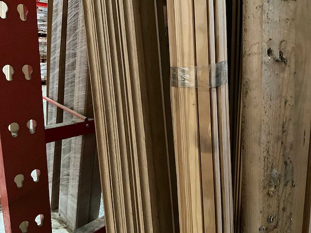 Zeer grote partij diverse houten latten en omlijstingen. - afbeelding 33 van  38