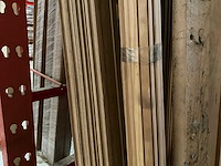 Zeer grote partij diverse houten latten en omlijstingen. - afbeelding 33 van  38