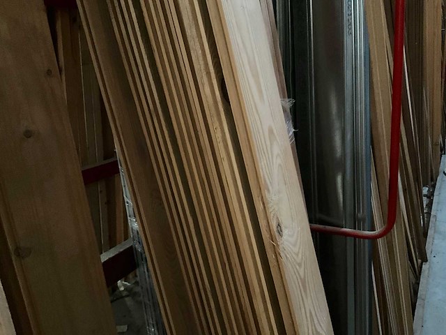Zeer grote partij diverse houten latten en omlijstingen. - afbeelding 35 van  38