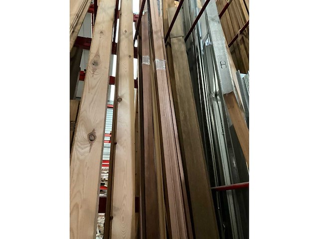 Zeer grote partij diverse houten latten en omlijstingen. - afbeelding 36 van  38