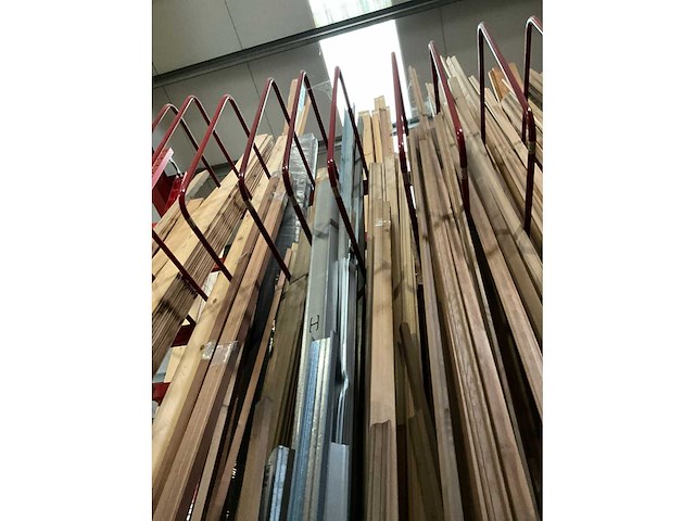 Zeer grote partij diverse houten latten en omlijstingen. - afbeelding 37 van  38