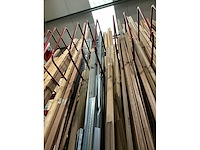 Zeer grote partij diverse houten latten en omlijstingen. - afbeelding 37 van  38