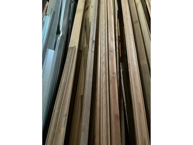 Zeer grote partij diverse houten latten en omlijstingen. - afbeelding 38 van  38