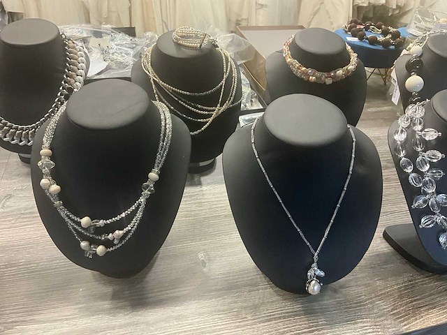 Zeer grote partij diverse juwelen en kettingen - afbeelding 2 van  52