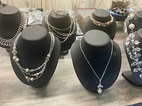 Zeer grote partij diverse juwelen en kettingen - afbeelding 2 van  52