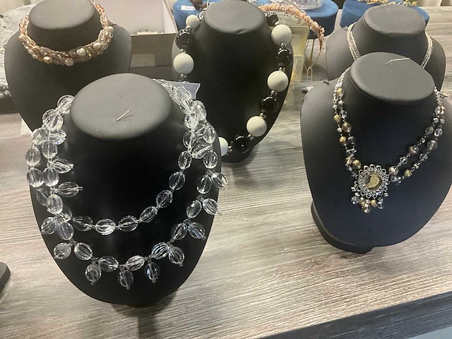 Zeer grote partij diverse juwelen en kettingen - afbeelding 3 van  52