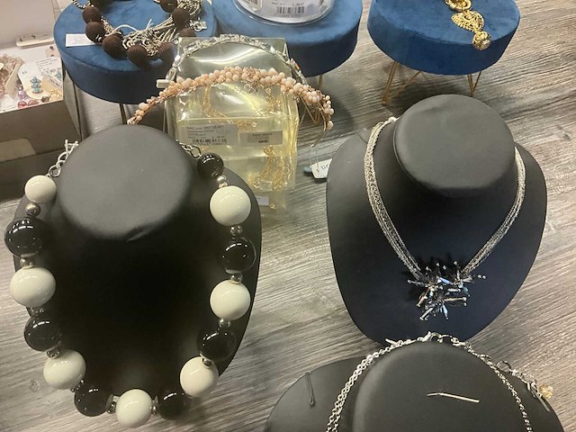 Zeer grote partij diverse juwelen en kettingen - afbeelding 4 van  52