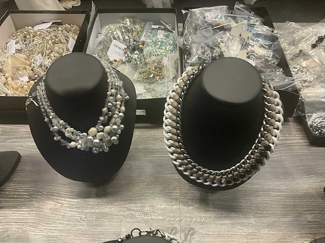 Zeer grote partij diverse juwelen en kettingen - afbeelding 6 van  52