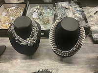 Zeer grote partij diverse juwelen en kettingen - afbeelding 6 van  52