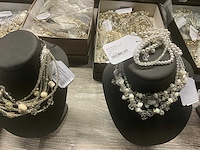 Zeer grote partij diverse juwelen en kettingen - afbeelding 7 van  52