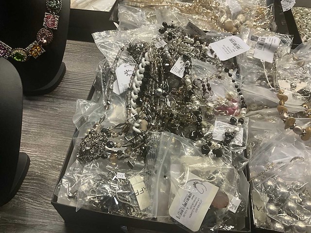 Zeer grote partij diverse juwelen en kettingen - afbeelding 8 van  52