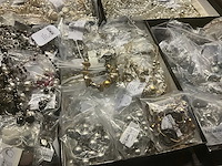 Zeer grote partij diverse juwelen en kettingen - afbeelding 9 van  52