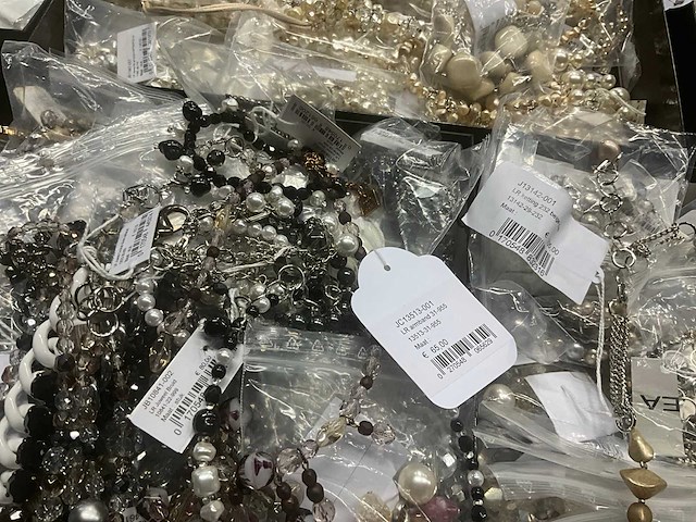 Zeer grote partij diverse juwelen en kettingen - afbeelding 11 van  52