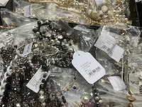 Zeer grote partij diverse juwelen en kettingen - afbeelding 11 van  52