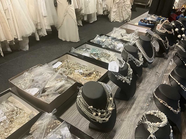 Zeer grote partij diverse juwelen en kettingen - afbeelding 1 van  52