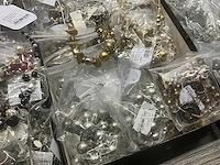 Zeer grote partij diverse juwelen en kettingen - afbeelding 13 van  52