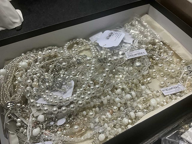 Zeer grote partij diverse juwelen en kettingen - afbeelding 15 van  52