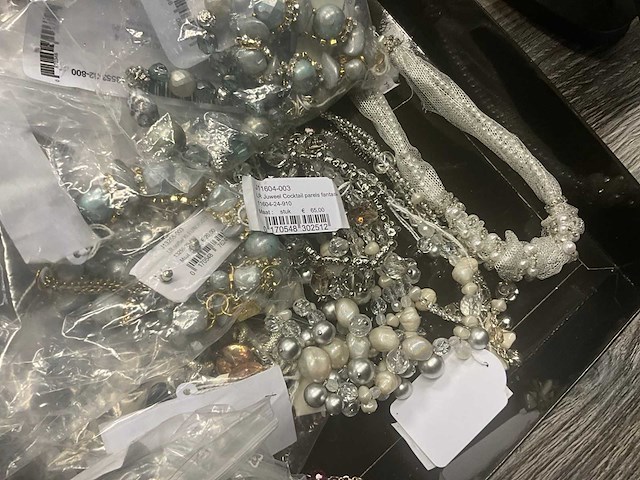 Zeer grote partij diverse juwelen en kettingen - afbeelding 16 van  52