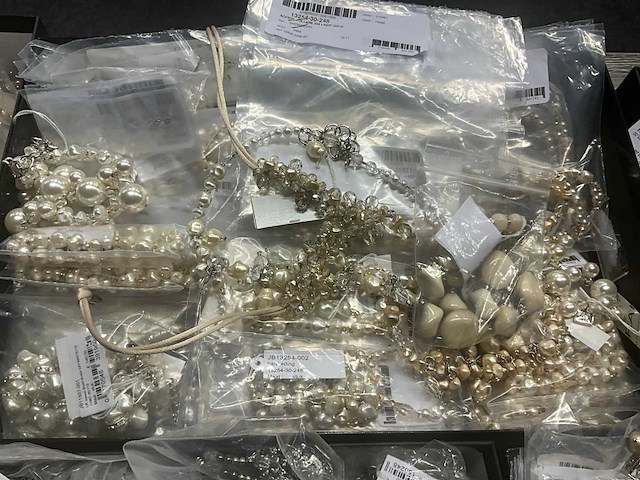 Zeer grote partij diverse juwelen en kettingen - afbeelding 17 van  52