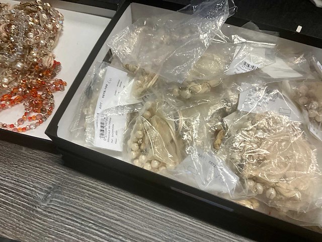 Zeer grote partij diverse juwelen en kettingen - afbeelding 20 van  52