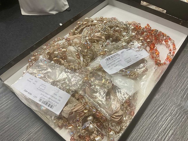 Zeer grote partij diverse juwelen en kettingen - afbeelding 21 van  52