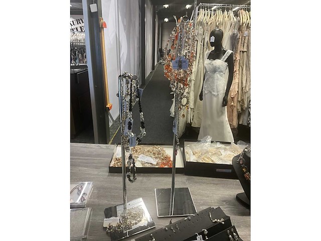 Zeer grote partij diverse juwelen en kettingen - afbeelding 26 van  52