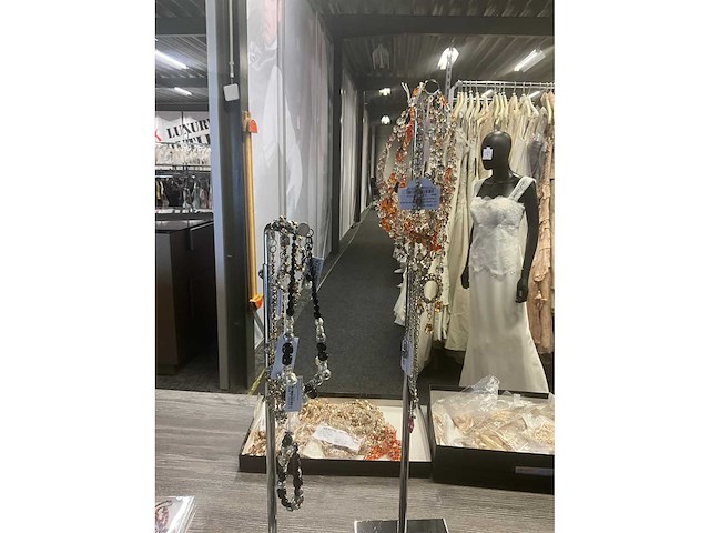 Zeer grote partij diverse juwelen en kettingen - afbeelding 27 van  52