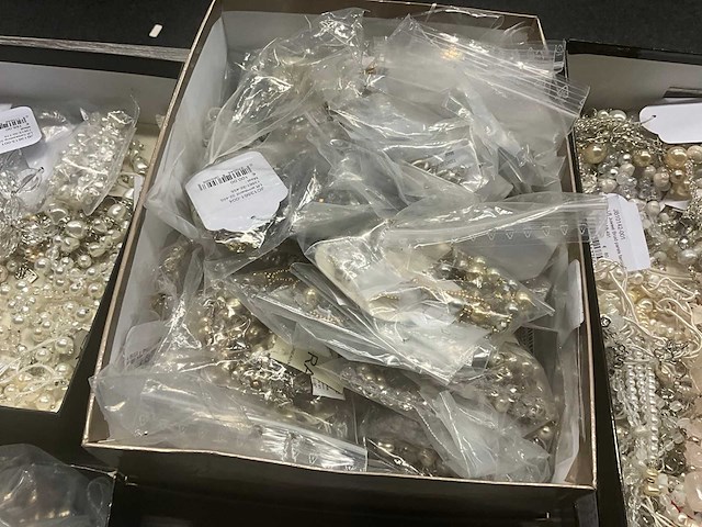 Zeer grote partij diverse juwelen en kettingen - afbeelding 28 van  52