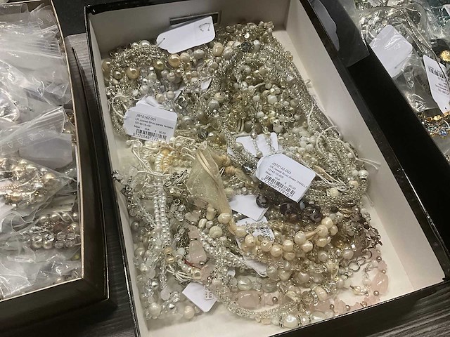 Zeer grote partij diverse juwelen en kettingen - afbeelding 30 van  52
