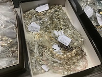 Zeer grote partij diverse juwelen en kettingen - afbeelding 30 van  52