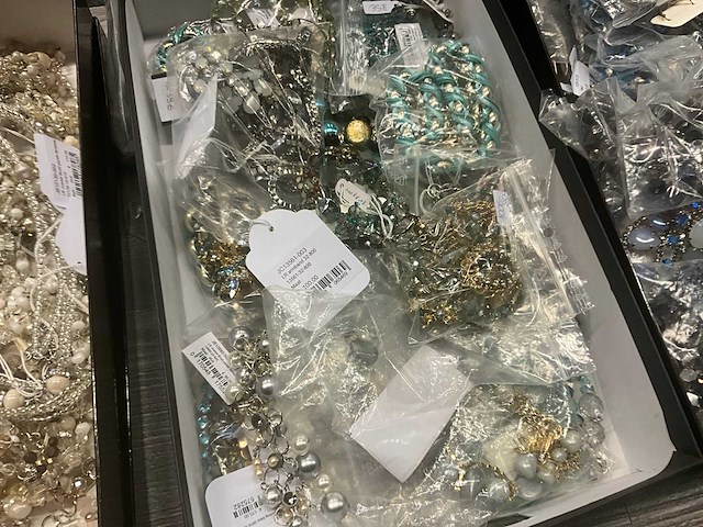 Zeer grote partij diverse juwelen en kettingen - afbeelding 31 van  52