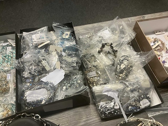 Zeer grote partij diverse juwelen en kettingen - afbeelding 33 van  52