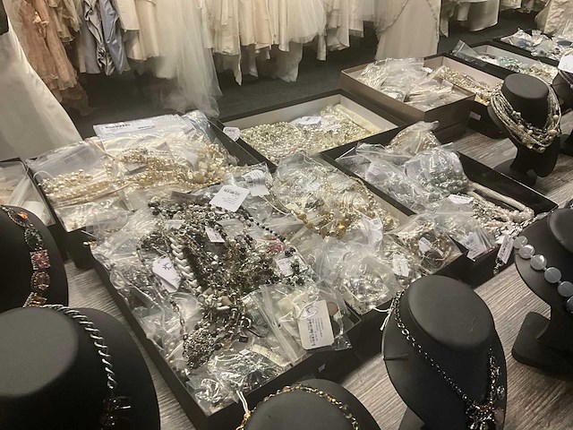 Zeer grote partij diverse juwelen en kettingen - afbeelding 23 van  52