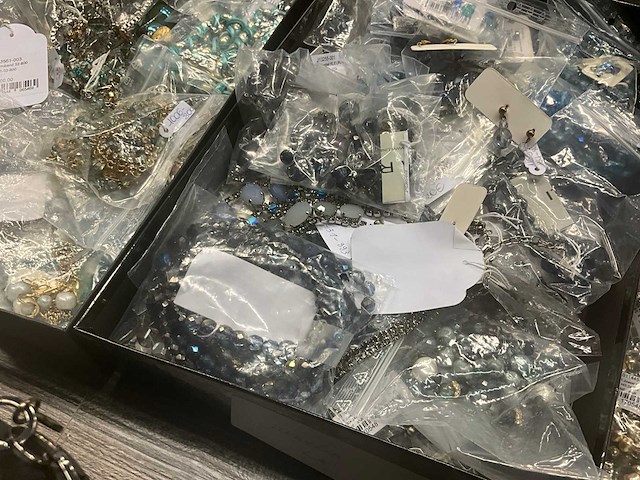 Zeer grote partij diverse juwelen en kettingen - afbeelding 36 van  52