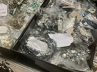 Zeer grote partij diverse juwelen en kettingen - afbeelding 36 van  52