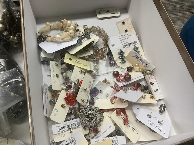 Zeer grote partij diverse juwelen en kettingen - afbeelding 37 van  52