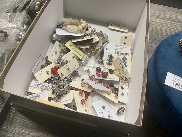 Zeer grote partij diverse juwelen en kettingen - afbeelding 38 van  52