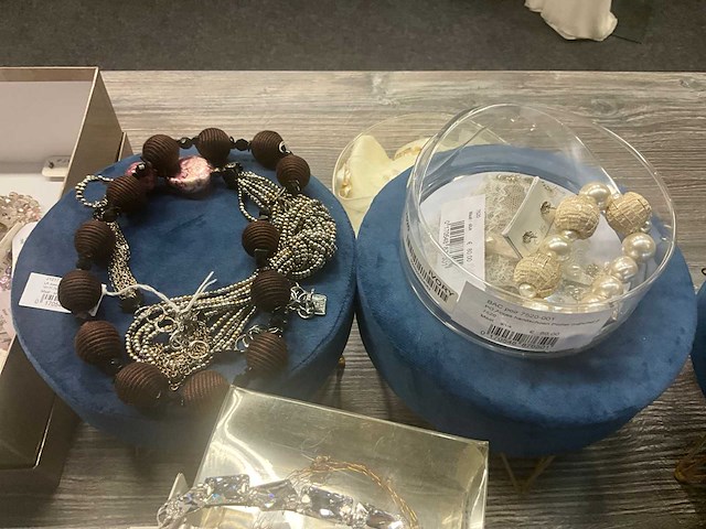 Zeer grote partij diverse juwelen en kettingen - afbeelding 39 van  52