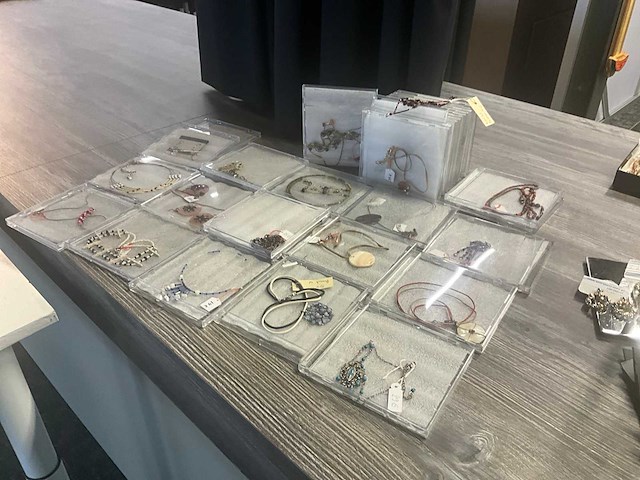 Zeer grote partij diverse juwelen en kettingen - afbeelding 34 van  52